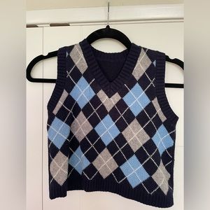 Super cute argyle sweater vest cardigan. In EUC SIZE S fit like an 8/10